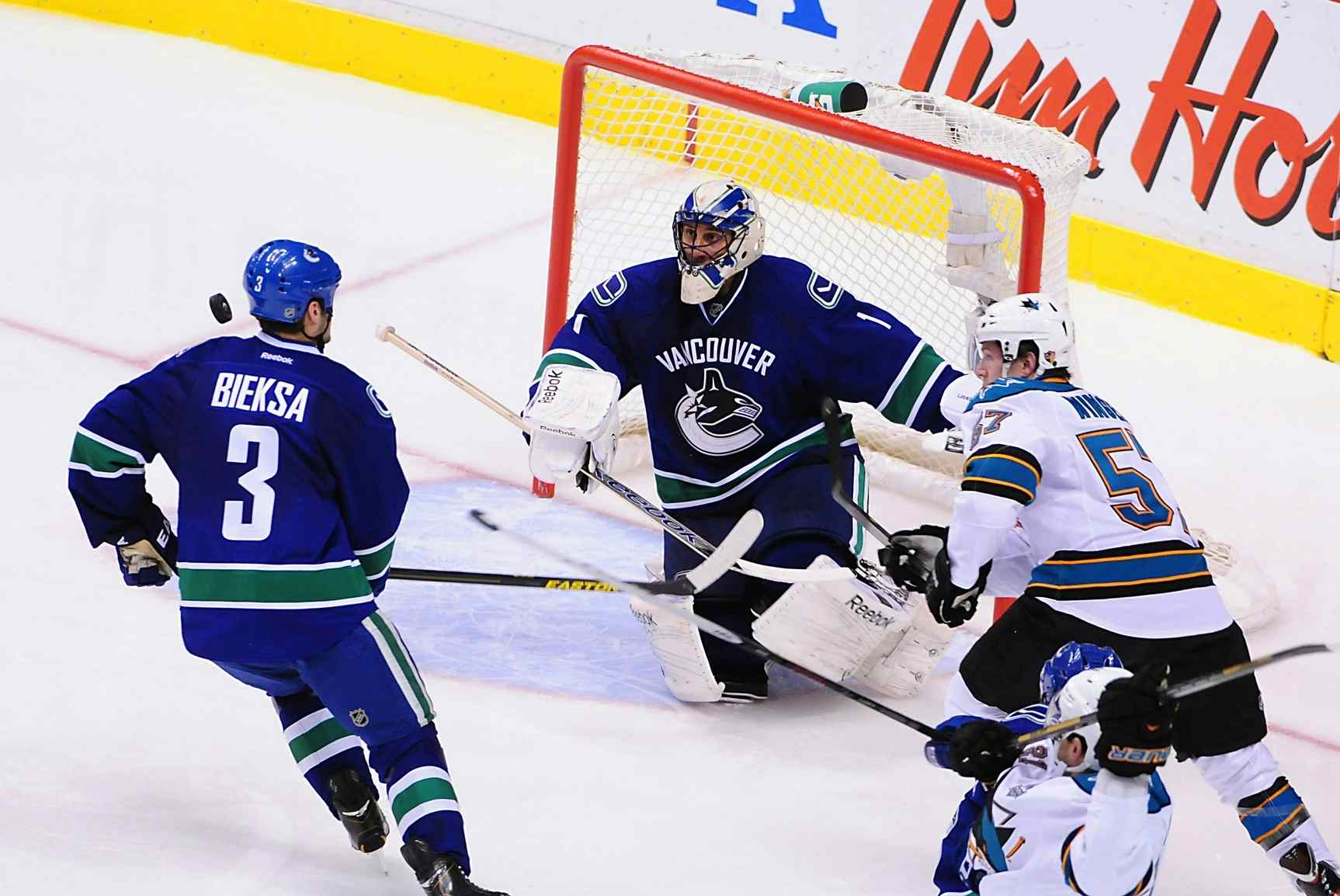 Vancouver Canucks announce Roberto Luongo's induction into the