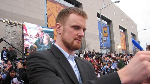 Henrik greets his fans
