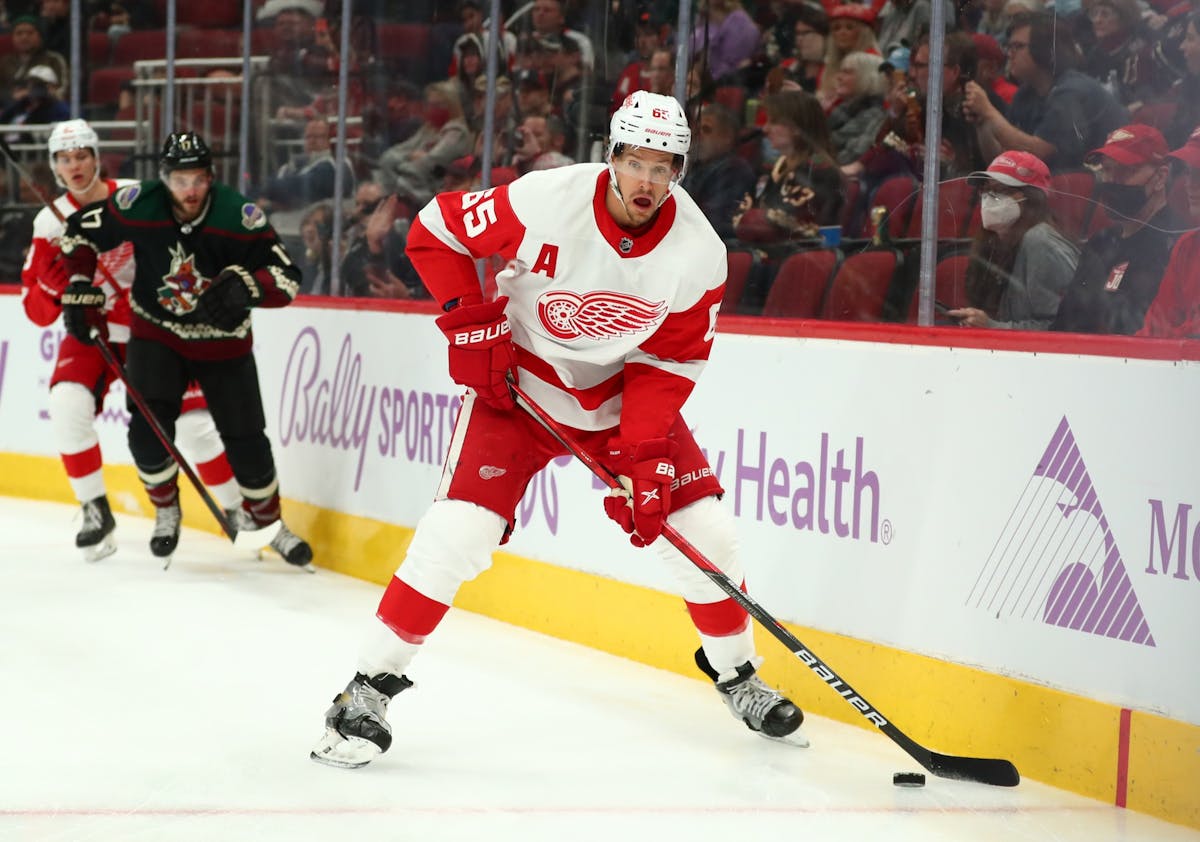 Danny DeKeyser signing PTO with Canucks : r/DetroitRedWings