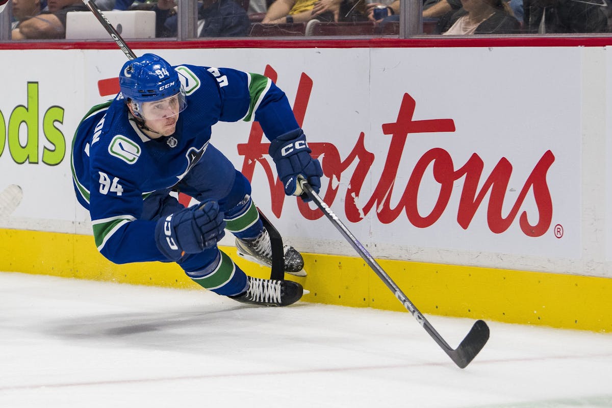 Lockwood, Karlsson lead Abbotsford Canucks to 5-2 win over
