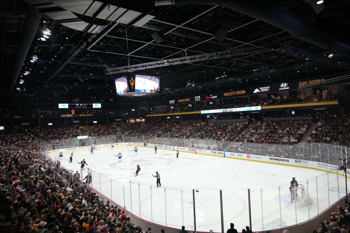 Images of the Coyotes' dressing room in Mullett Arena : r/hockey