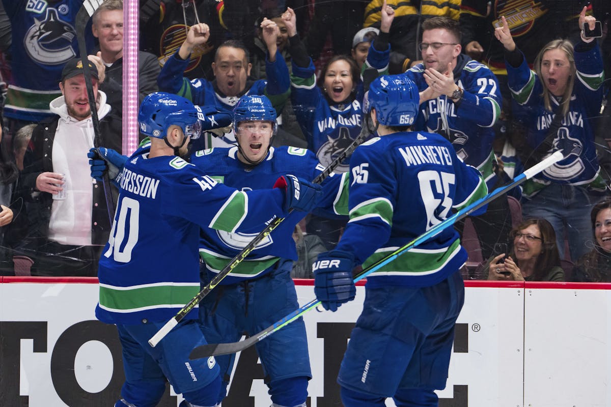 Fans boo and a jersey gets tossed as Canucks fall to Penguins - Vancouver  Is Awesome