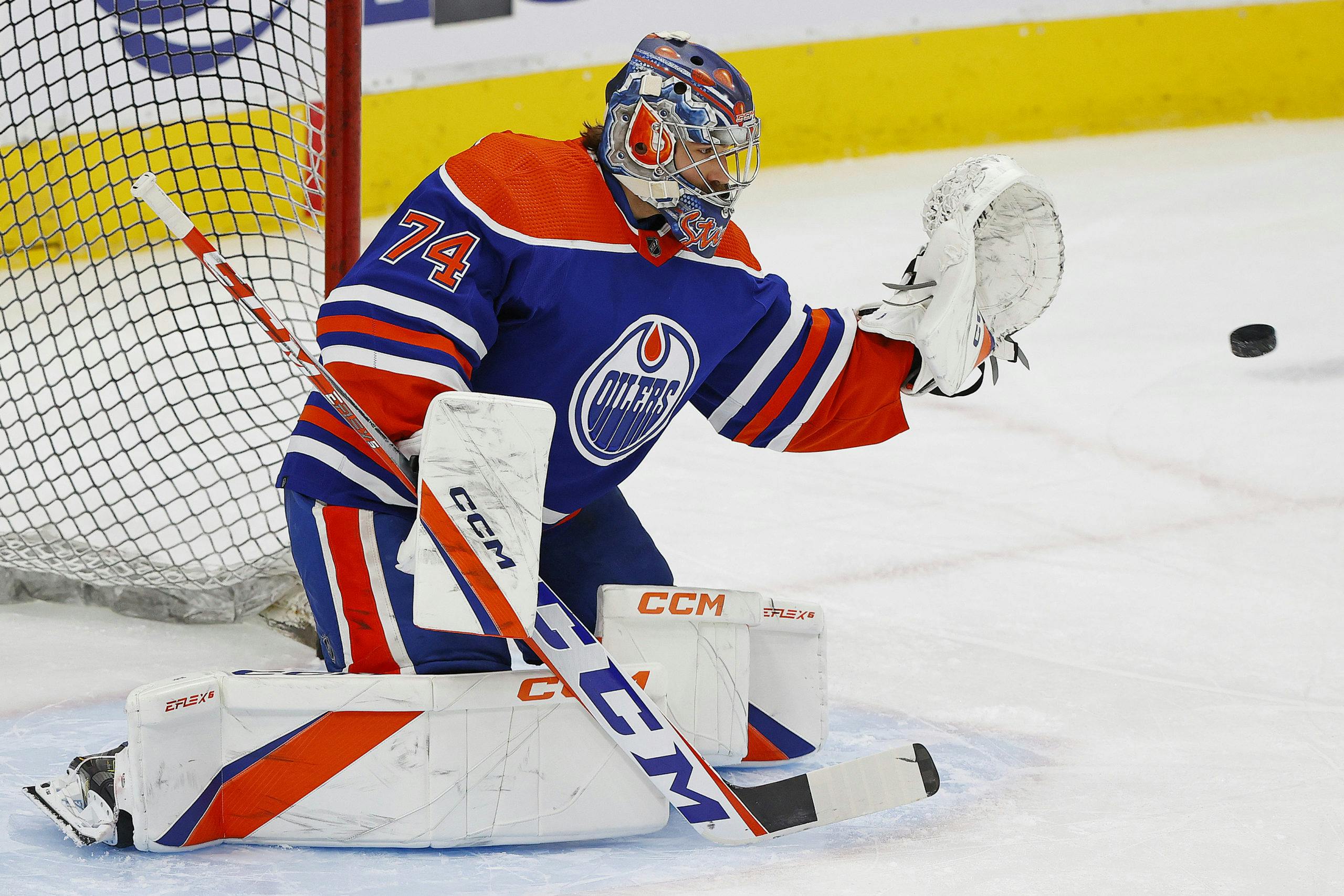 Cracked stick to blame for Stuart Skinner's gaffe but Oilers prevailed