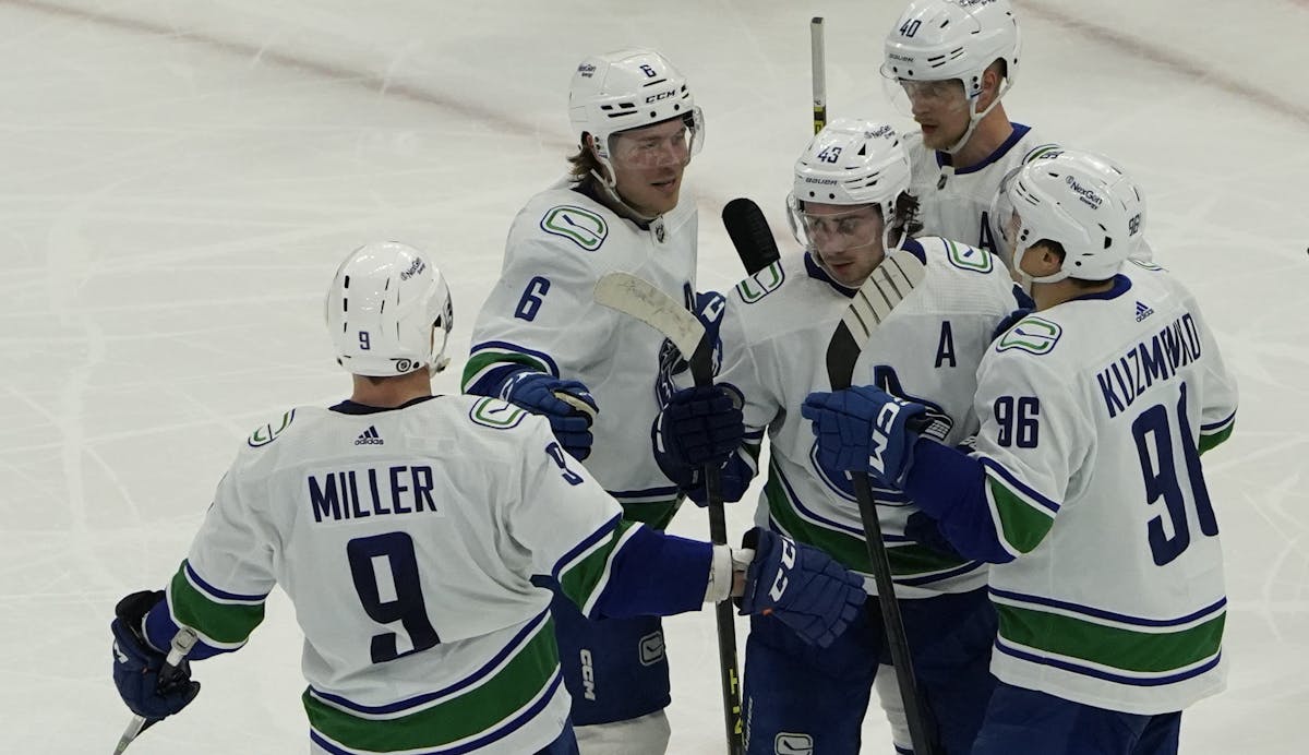 Pettersson, Miller score SHGs, Canucks beat Maple Leafs 4-1