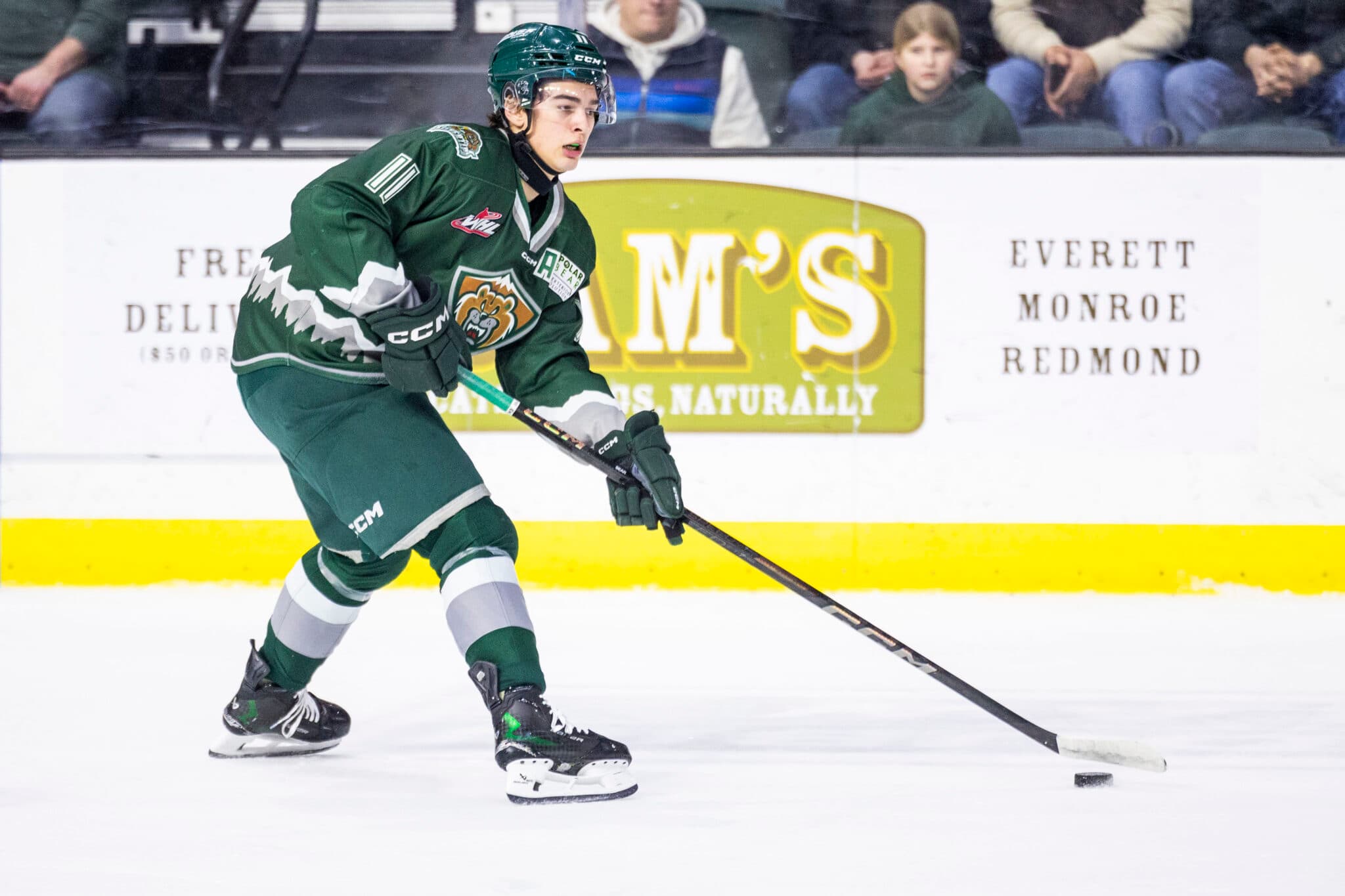 2025 NHL Draft prospect Carter Bear playing for the Everett Silvertips.